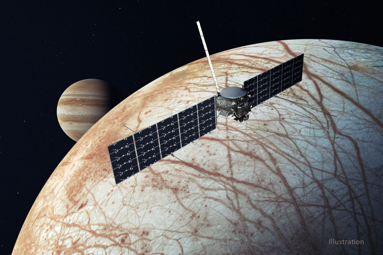 Sonda Europa Clipper nad powierzchnią księżyca Jowisza Europa.