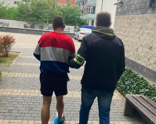 Warszawa. Do dramatycznych scen doszło w hostelu na Targówku. Kilku mężczyzn piło alkohol i nagle pokłócili się o kobietę. W ruch poszedł nóż (Policja)