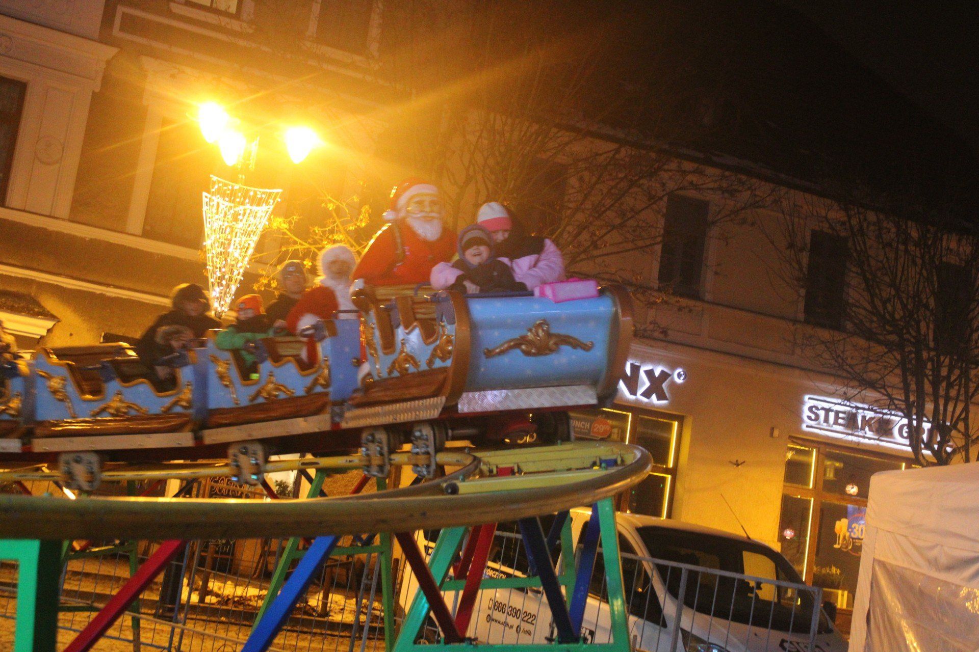 Jarmark świąteczny w Gnieźnie oficjalnie otwarty! Na Rynku rozbłysła żywa choinka