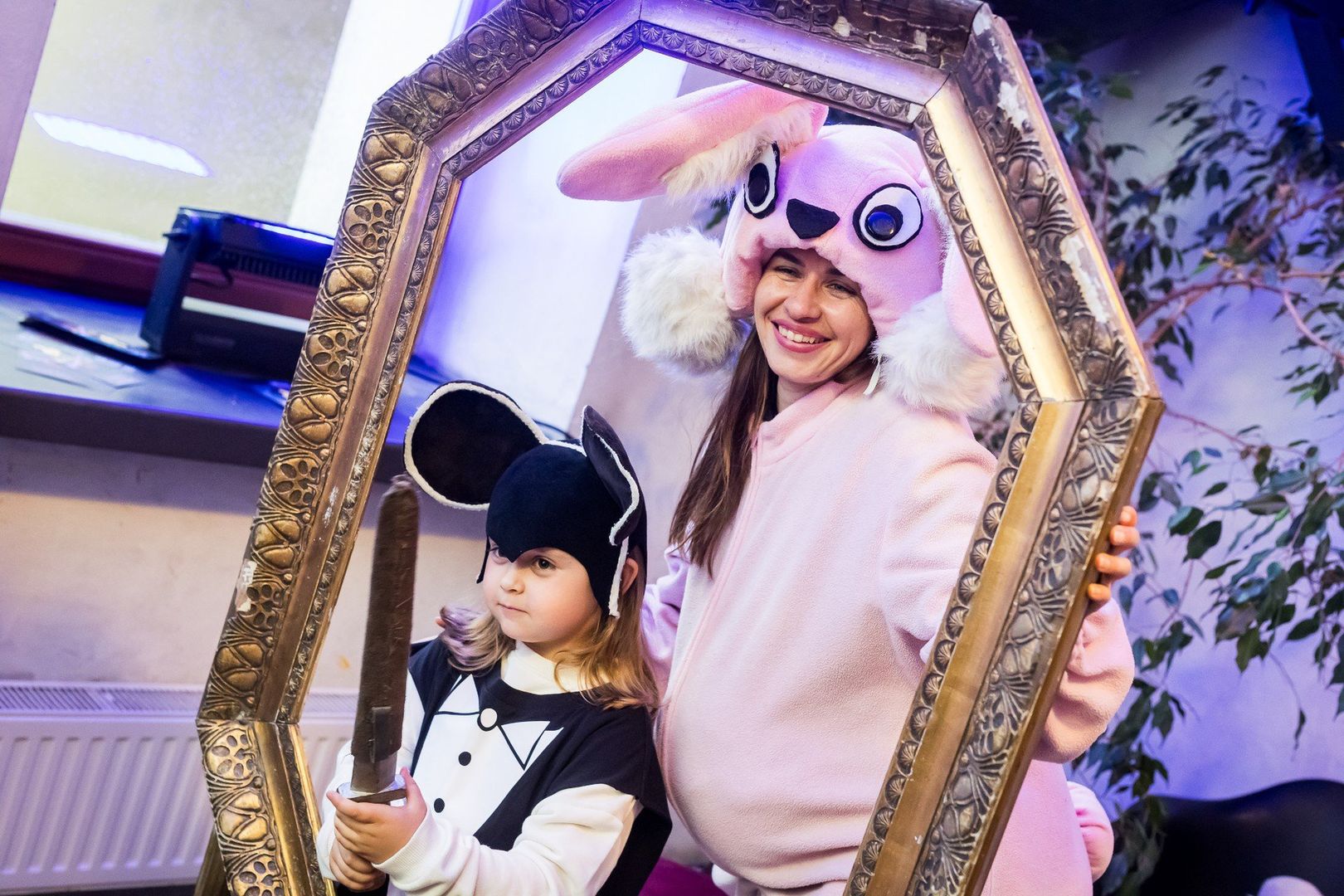 &#34;Teatralna Garderoba&#34; to znana już uczestnikom ubiegłorocznej edycji Europejskiej Nocy Muzeów wyjątkowa atrakcja, przygotowana przez zespół Teatru Polskiego w Bydgoszczy.