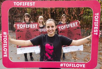 „Złote Lwy Kieślowskiego” na BellaTOFIFEST. Toruń uhonoruje twórczość reżysera w ramach jubileuszu festiwalu w Gdyni
