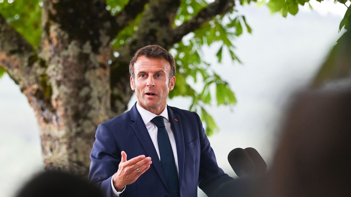 French President Emmanuel Macron delivers a speech in Puycelsi, France, 09 June 2022, after a visit at the National Gendarmerie Brigade of Gaillac. The trip devoted to daily safety in the Gendarmerie zone. EPA/CAROLINE BLUMBERG / POOL Dostawca: PAP/EPA.