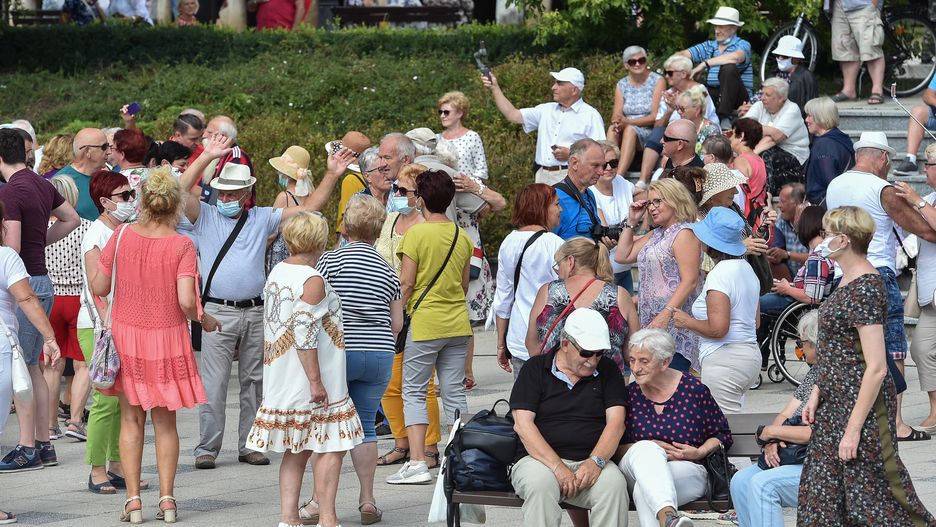 Koronawirus w Polsce. Seniorzy w Ciechocinku