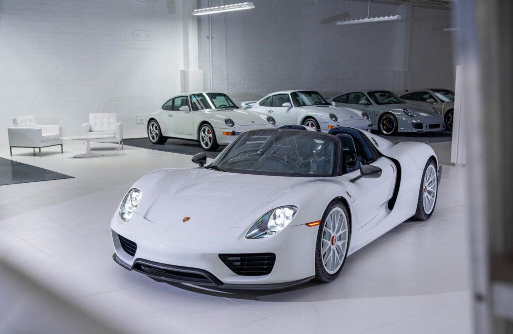 Kolekcja białych porsche