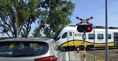 Surowsze kary na przejazdach kolejowych. Rząd przyjął projekt z utratą prawa jazdy na trzy miesiące