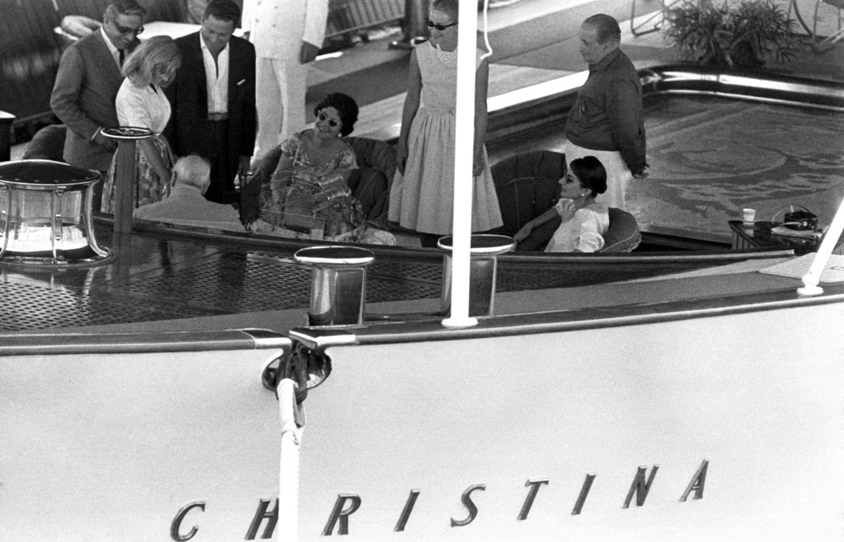 Arystoteles Onassis, Winston Churchill (siedzący tyłem), Maria Callas i jej mąż Giovanni Battista Meneghini na pokładzie jachtu "Christina" ( 1959 r.) 