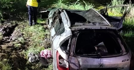 Po wypadku auto wpadło do bagna. Dwie osoby nie żyją