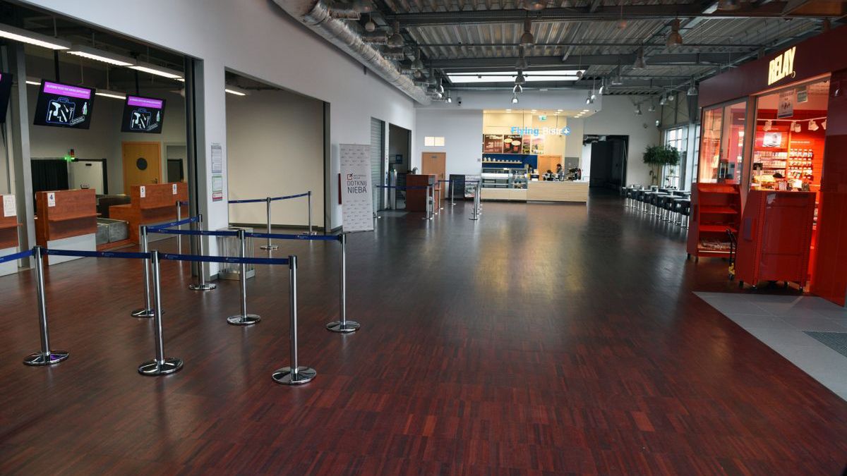 Hala lotniska w Radomiu świeci pustkami. Ale ma przestać.