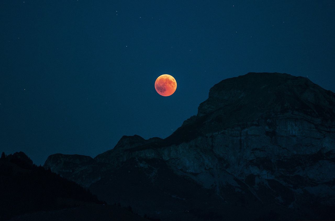 Nadchodzi pełnia krwawego księżyca. Astrolodzy zalecają czujność