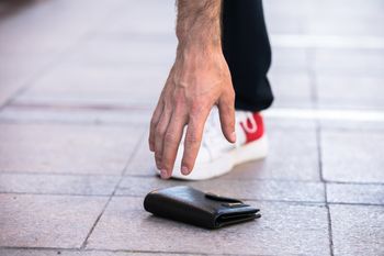 Znalazł portfel wypchany gotówką. Grozi mu więzienie