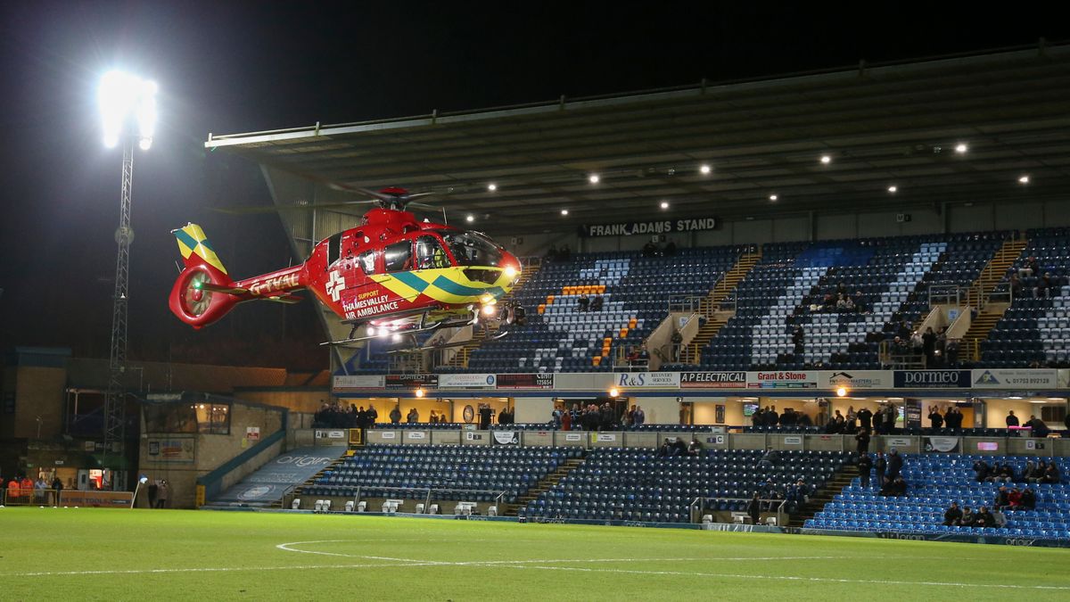 helikopter medyczny przed meczem Wycombe Wanderers