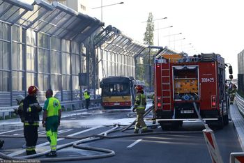 Pożar autobusu w Warszawie. Ruch w kierunku Pragi wstrzymany