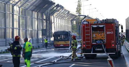 Pożar autobusu w Warszawie. Ruch w kierunku Pragi wstrzymany