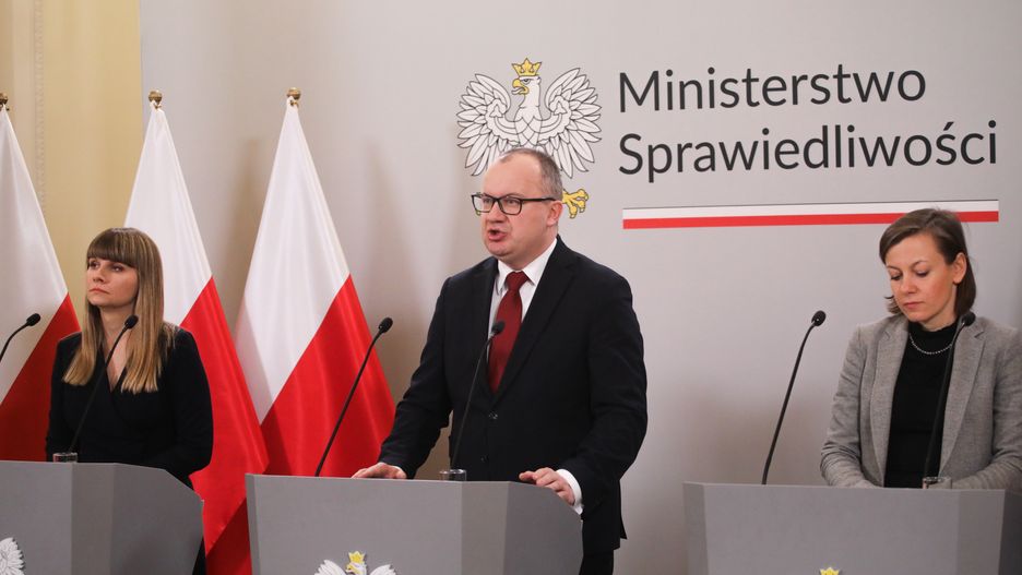 Warszawa, 09.01.2024. Minister sprawiedliwości, prokurator generalny Adam Bodnar (C), wiceminister sprawiedliwości Zuzanna Rudzińska-Bluszcz (P) i Rzecznik Praw Dziecka Monika Horna-Cieślak (L) podczas konferencji prasowej dotyczącej tzw. "ustawy Kamilka", 9 bm. w Ministerstwie Sprawiedliwości w Warszawie. (sko) PAP/Albert Zawada