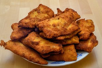 Smażoną rybę upycham do słoika i robię szybką zalewę. Nic się nie marnuje, a przekąska na sylwestra gotowa