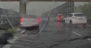 Burza zastała ich na autostradzie. Tak się zachowali kierowcy