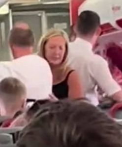 70-latka bije stewarda. Nagranie z samolotu