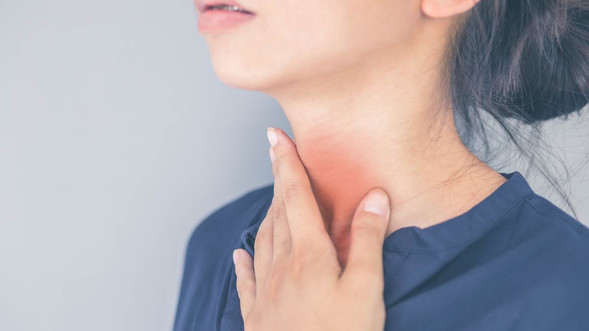 Ucisk w gardle może mieć formę ucisku, guli w gardle lub uczucia obecności ciała obcego.