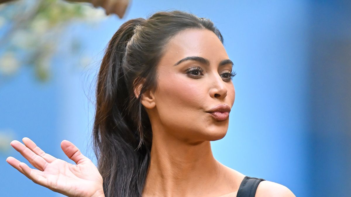 Kim Kardashian pozuje na fotelu w przymałym bikini