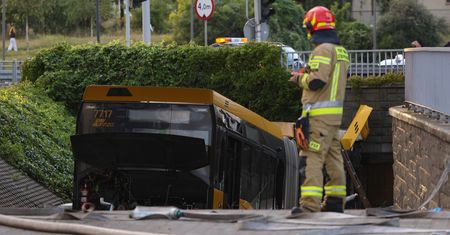 Nie mógł zahamować. Autobus w Warszawie staranował kilkanaście aut i wpadł do tunelu