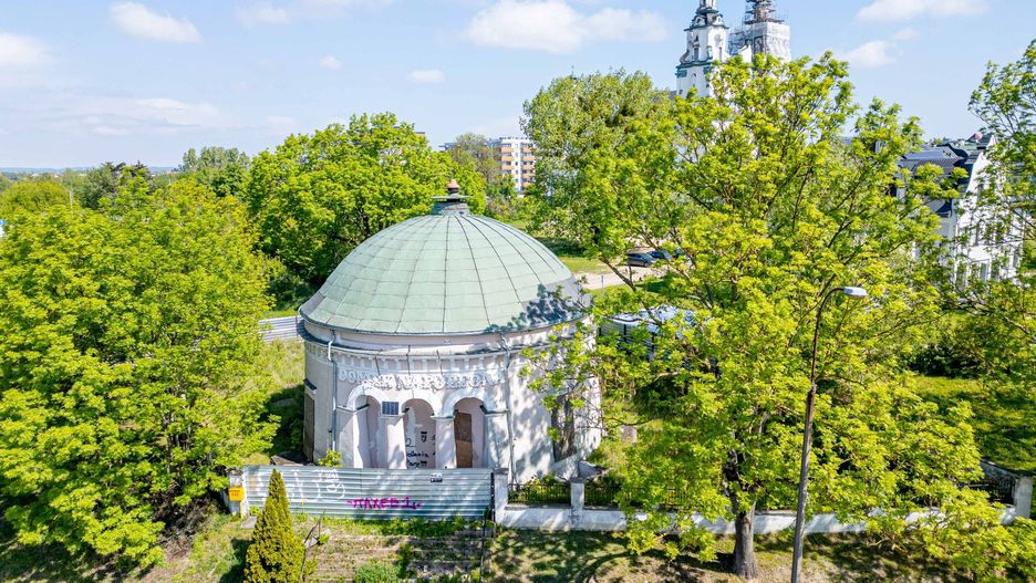 Domek Napoleona przy alei Jana Pawła II. Na jego zapleczu mają powstać bloki