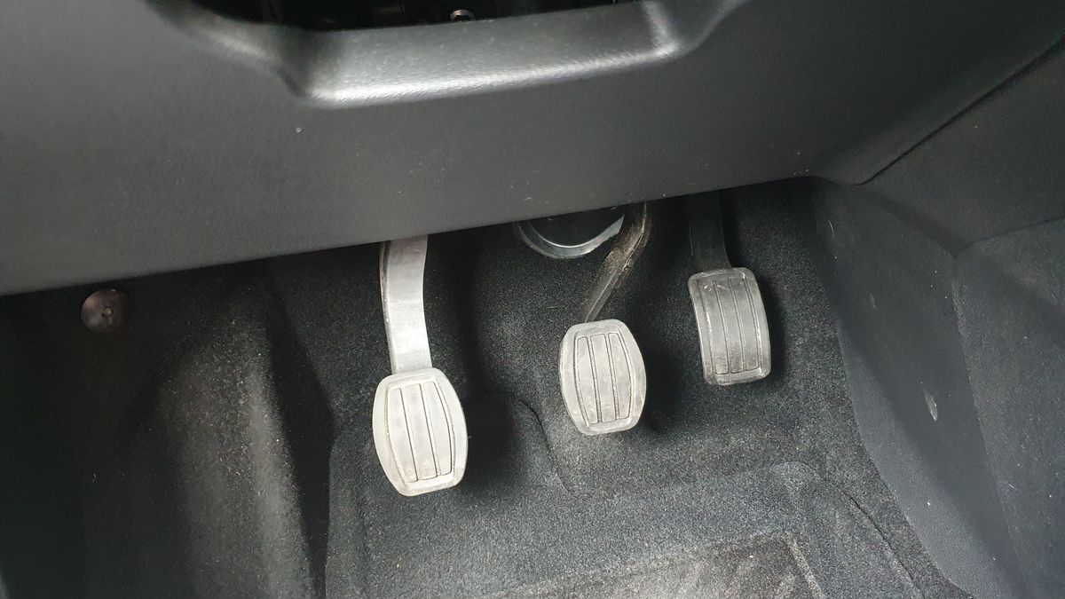 Cofnięty pedał gazu nie ułatwia jazdy z międzygazem.