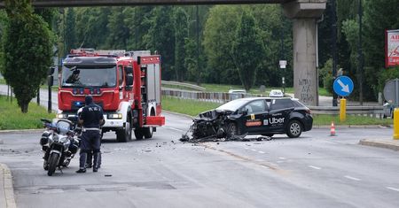 Zawracał toyotą na skrzyżowaniu. Doprowadził do zderzenia z hyundaiem. Matka z dzieckiem trafili do szpitala [ZDJĘCIA]