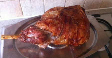 Pieczony udziec zrazowy dolny z jagnięciny australijskiej bez kości (samo mięso)