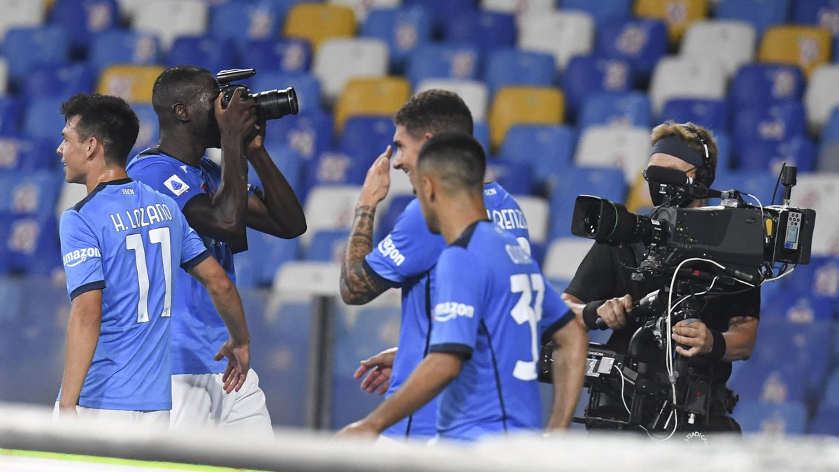Zdjęcie okładkowe artykułu: PAP/EPA / CIRO FUSCO / Kalidou Koulibaly cieszy się po bramce w meczu przeciwko Juventusowi
