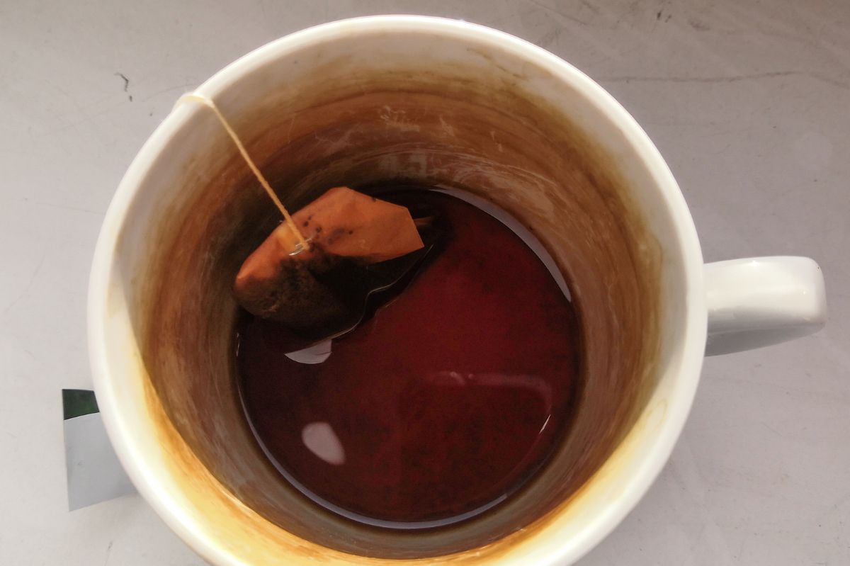 Banish tea stains: Simple kitchen remedies revealed