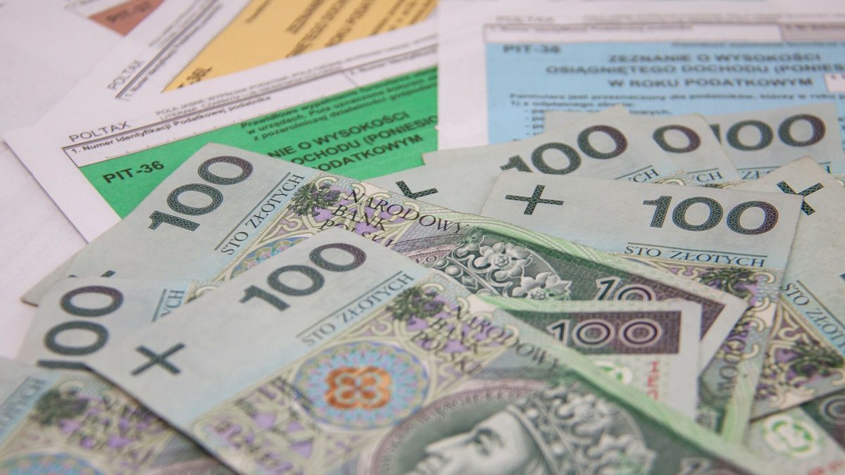 Pozosta?o kilka tygodnie na z?o?enie deklaracji podatkowych w US
PHOTO: MACIEJ GOCLON/EAST NEWS 18/04/2011 POZOSTALO KILKA TYGODNI NA ZLOZENIE DEKLARACJI PODATKOWYCH I ZAPLATE PODATKU. NZ. NOMINALY 100PLN I PITY
MACIEJ GOCLON