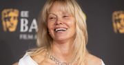 Pamela Anderson cała na biało. Na gali BAFTA pokazała klasę