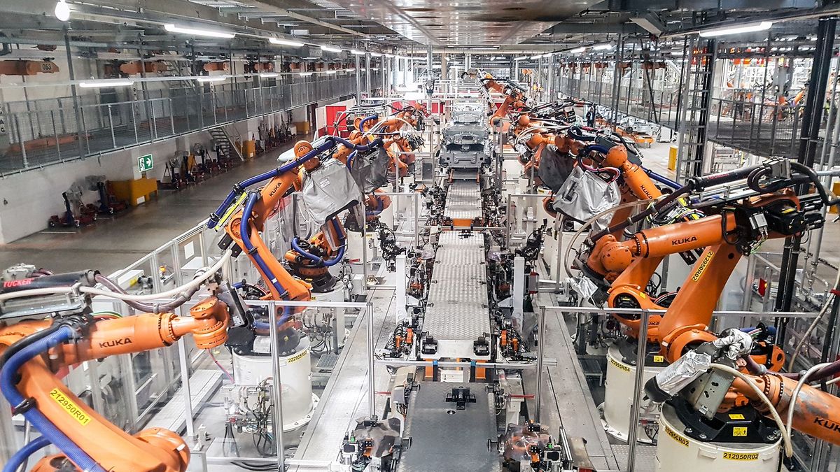 Przestawienie na produkcję samochodów elektrycznych oznacza zmiany na rynku pracy