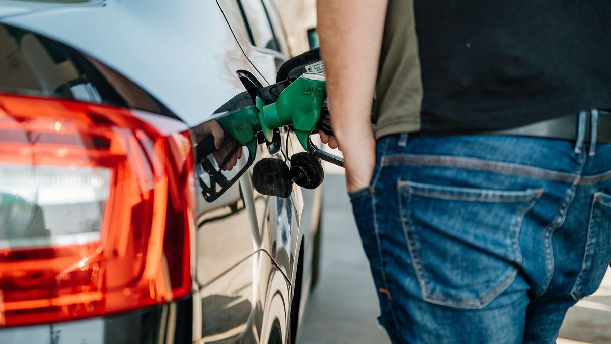 Policjanci kontrolują na stacjach benzynowych