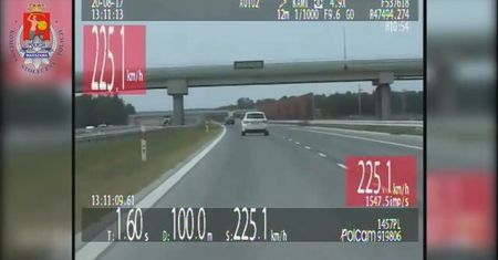 Wyprzedził nieoznakowany radiowóz na A2. Pomiar pokazał, że jechał 225 km/h