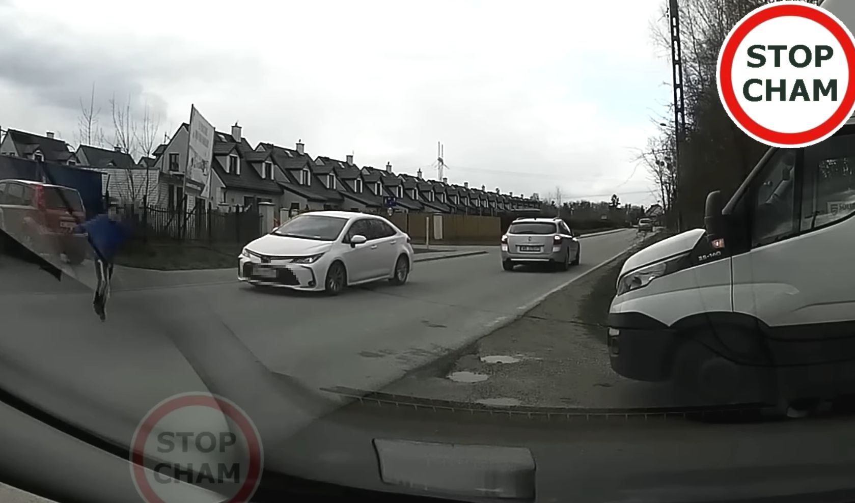 Beztrosko wbiegł wprost pod auto. Wstrząsające nagranie