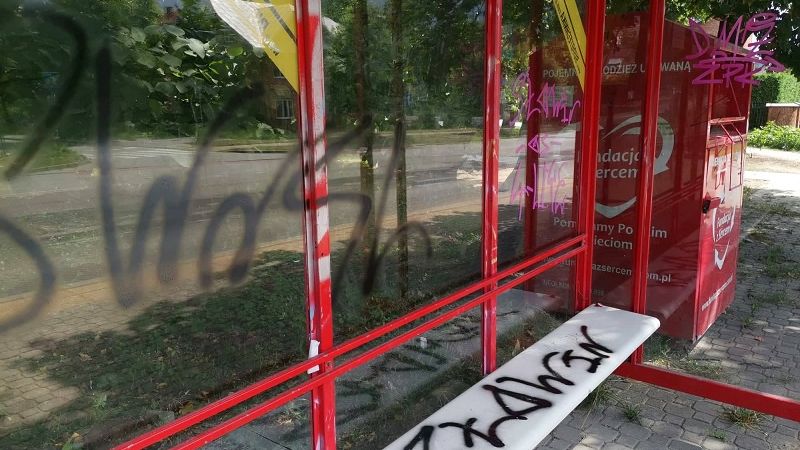 wiata przystankowa pomalowana graffiti