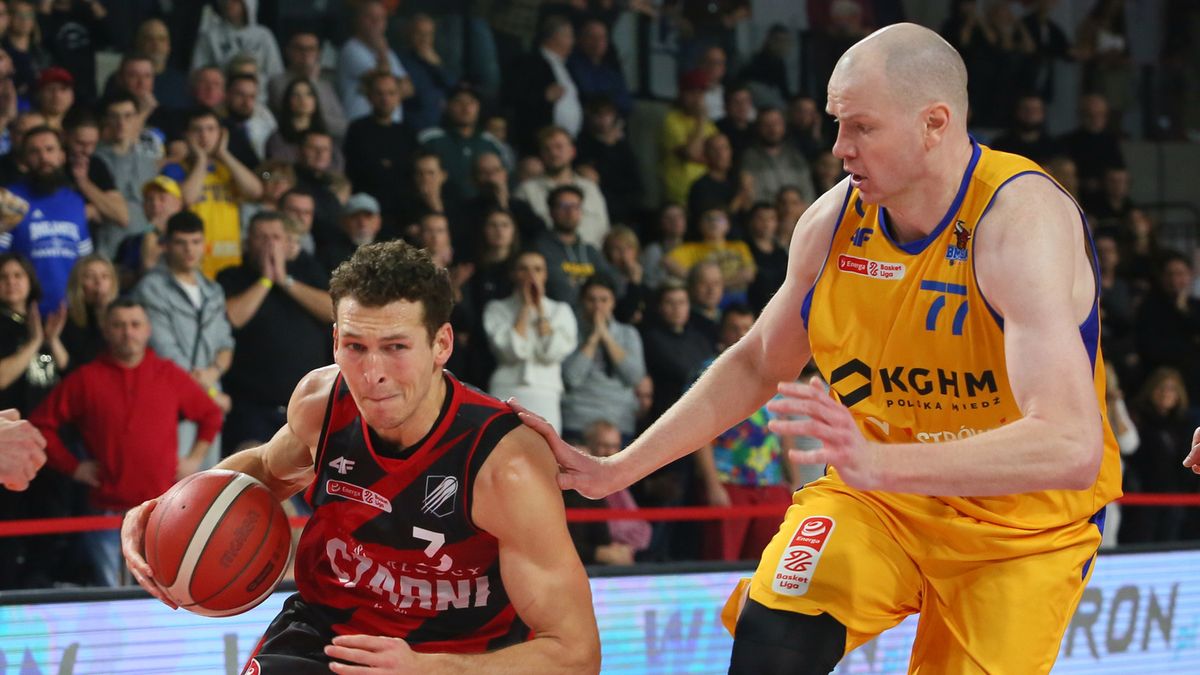 PAP / Tomasz Wojtasik / Na zdjęciu: Billy Ivey (przy piłce