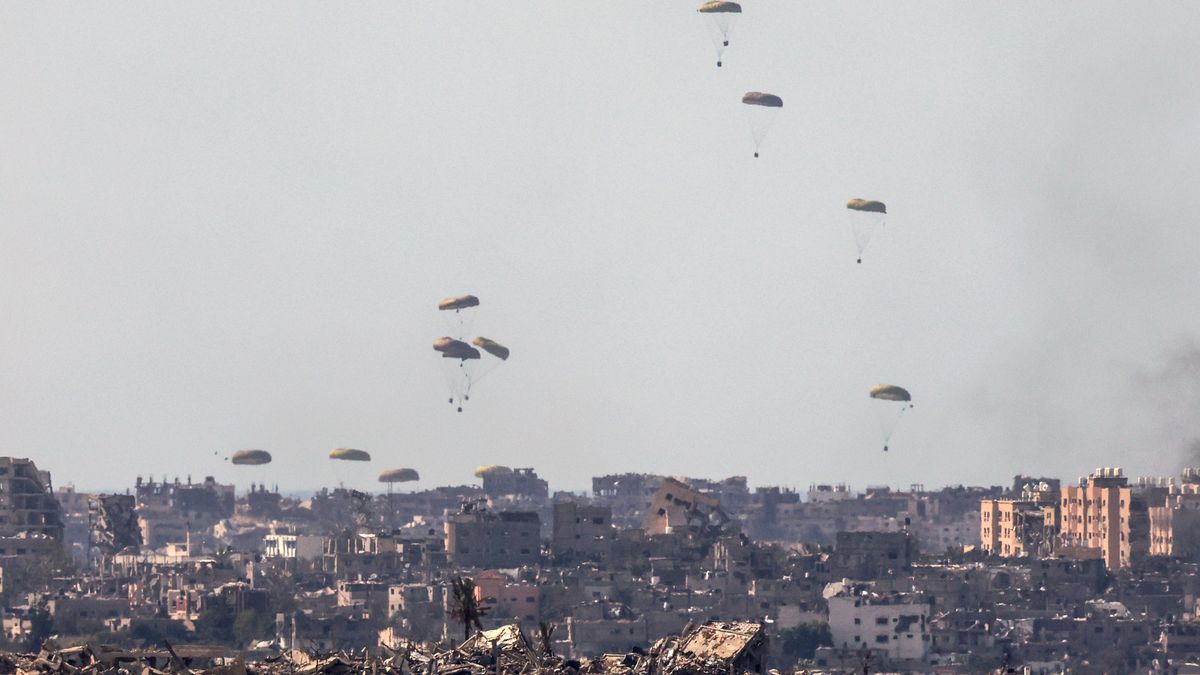 Humanitarian aid is airdropped over the northern part of the Gaza Strip, as seen from Sderot in southern Israel, 07 March 2024. The international community is combining efforts to increase humanitarian assistance to the residents of Gaza affected by the ongoing conflict. More than 30,000 Palestinians and over 1,300 Israelis have been killed, according to the Palestinian Health Ministry and the Israel Defense Forces (IDF), since Hamas militants launched an attack against Israel from the Gaza Strip on 07 October 2023, and the Israeli operations in Gaza and the West Bank which followed it. EPA/ATEF SAFADI Dostawca: PAP/EPA.