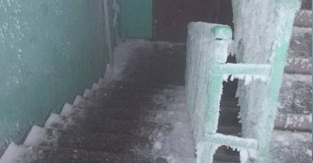 Przedmieścia Moskwy zamarzają. Ludzie palą ogniska na balkonach