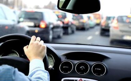 Kierowcy pod e-nadzorem? Ubezpieczyciele chcą danych ze smartfonów