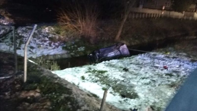 Opel wpadł w rzeki Ciemięga w miejscowości Dys | fot. KMP Lublin