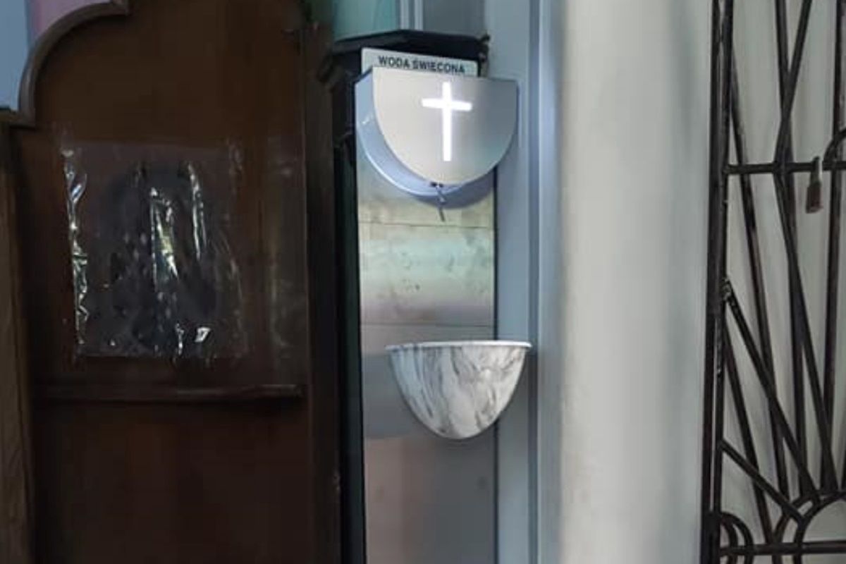 W kościołach stanęły automaty z wodą święconą. Nie wszyscy wierni są zachwyceni