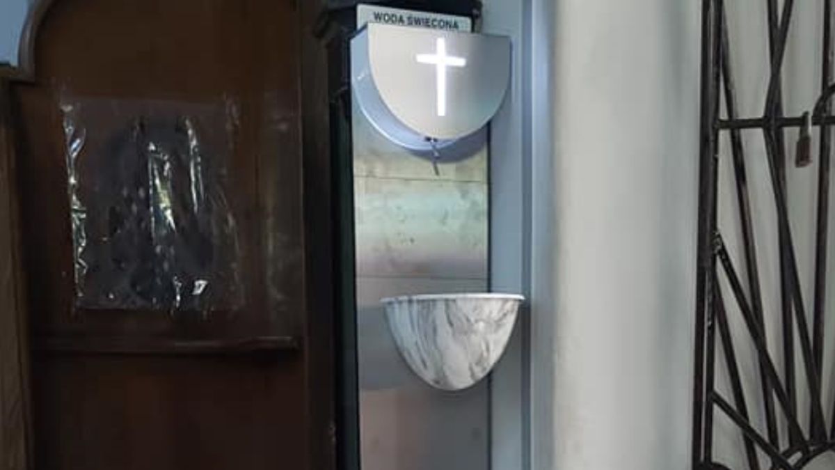 W kościołach w Tarnobrzegu stanęły bezdotykowe dystrybutory wody święconej. Nie wszyscy wierni są z tego zadowoleni