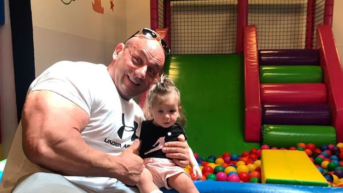 Robert Burneika z córeczką Gają