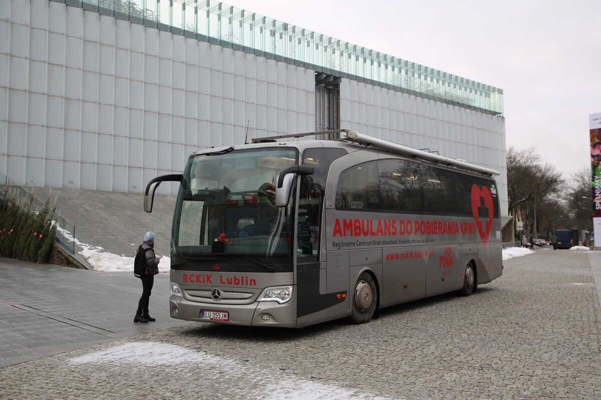 Krwiobus RCKiK Lublin na Placu Teatralnym