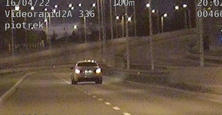 Jeden jechał 131 km/h, drugi ponad 120 km/h. Policyjne łowy na al. Solidarności w oku kamery