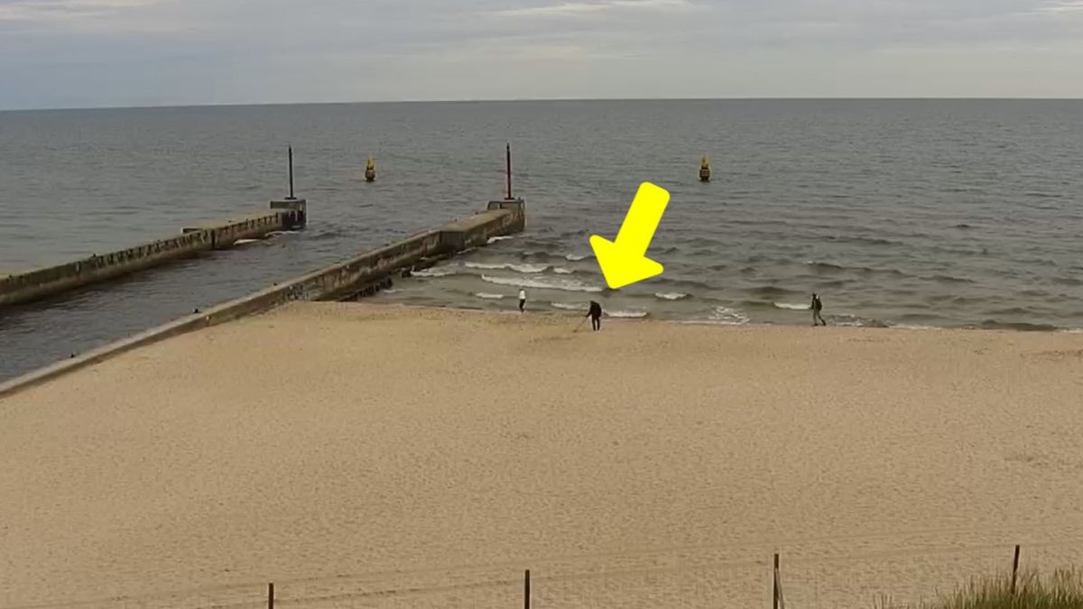 Już około 7:00 pojawił się na plaży w Dźwirzynie