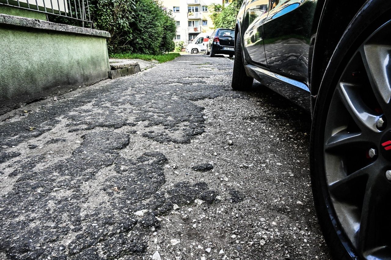 Bydgoszcz: Mieszkańcy ul. Szarych Szeregów na remont chodnika jeszcze poczekają. Dlaczego prace się opóźnią?