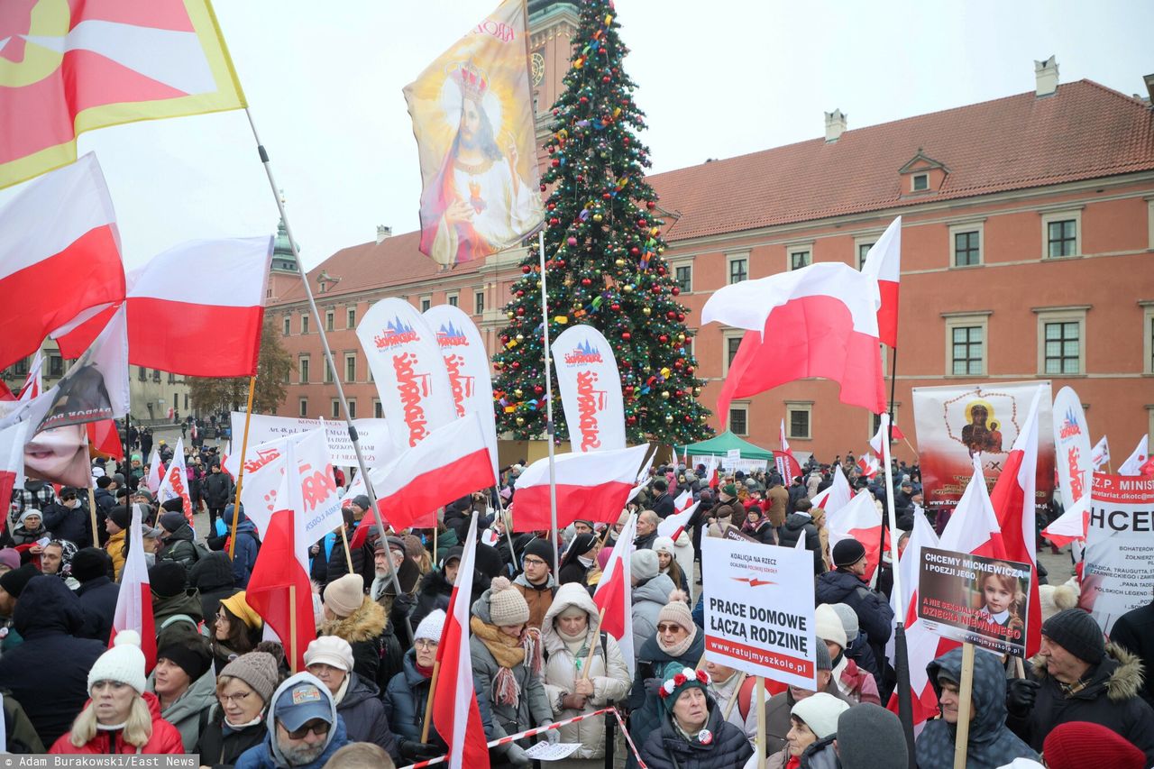 "Nie oddamy dzieci". Nowy przedmiot w szkołach wyciągnął ludzi na ulicę